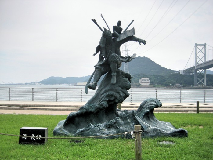 03 Dannoura_Statue of Yoshitsune
