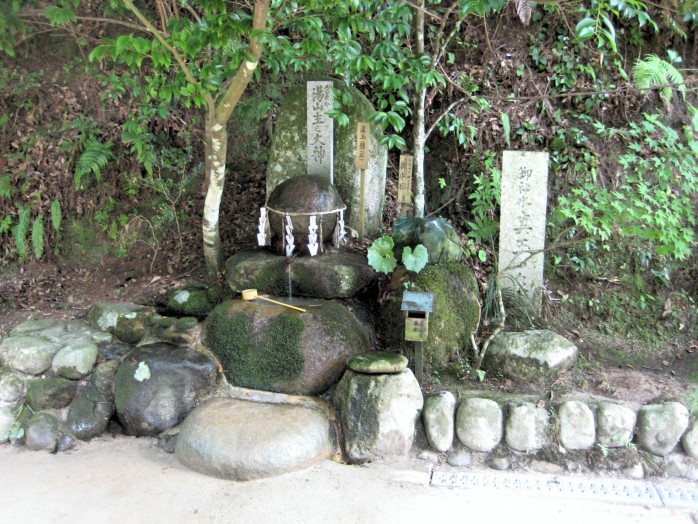 07-tamatsukuri-yu-shrine_negai-stone