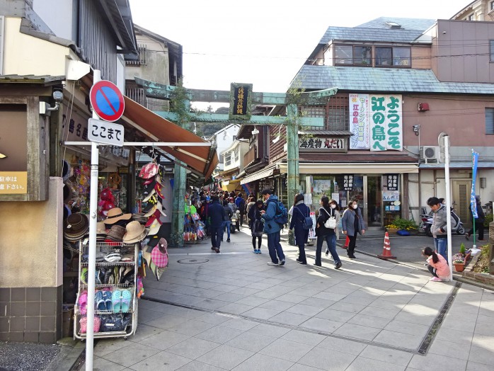 07 Entrnce of approach to a Enoshima Shrine